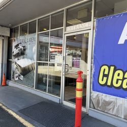 Woori Mart - Closing sale
