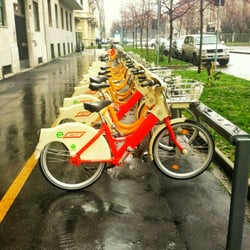 BikeMi - Sotto la pioggia... tutte allineate (punto di raccolta di piazza Po)
