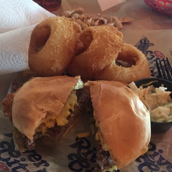 River City Cafe - Mac&cheese burger platter - American Near Me - Myrtle Beach, South Carolina River City Cafe - Mac&cheese burger platter - American Near Me - Myrtle Beach, South Carolina