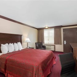Days Inn by Wyndham Auburn - Guest room