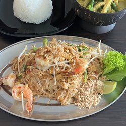 Oh Wow! - Grun curry chicken  Pad Thai