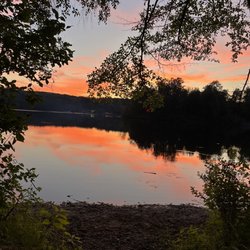 Keen Lake Camping & Cottage Resort - Sunset on the lake -