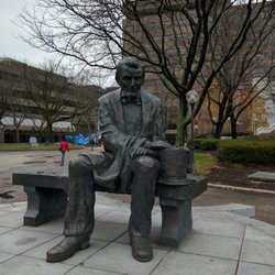 Veterans Memorial Park - Lincoln statue