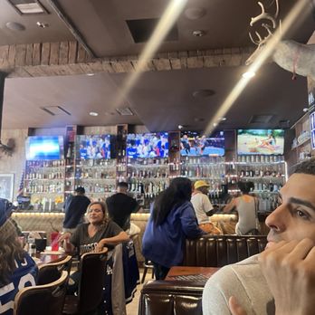 Gaslamp BBQ - Dining area and view of the bar - Sports Bars Near Me - San Diego, California