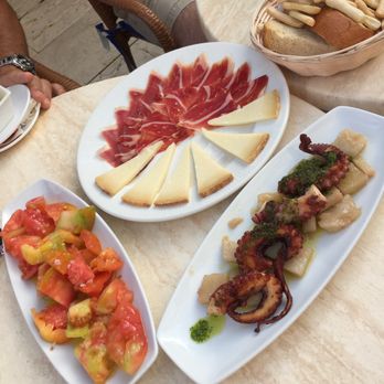 El Pimpi - Jamon, Queso, tomates Y Pulpo - Dive Bars Near Me - Málaga, Massachusetts