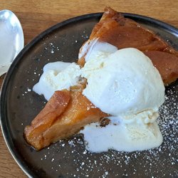 L'Epicerie - Tarte Tantin / A Classic French dessert - caramelized apples, puff pastry. 2025 10 06. M0Bib.
