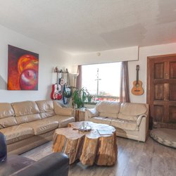 Tofino Travellers Guesthouse - Shared Livingroom