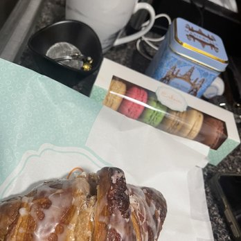 Eclair Bakery - Croissant macaron box 6 - Bakeries Near Me - New York, New York