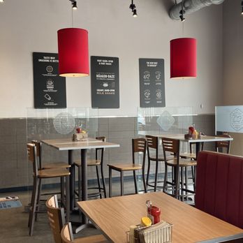 Smashburger - tables and chairs in a restaurant - Burgers Near Me - Tampa, Florida