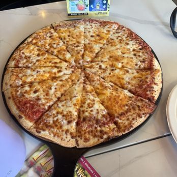 Pineapple Robot - Cheese pizza - Tiki Bars Near Me - Lahaina, Hawaii