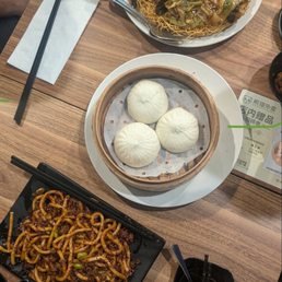 Pan-Fried U-Don with Spicy Minced Pork 辣肉粗炒面; vegetable buns, Shanghai Pan-Fried U-Don 上海粗炒面