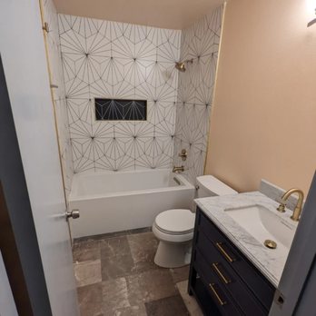 Seaprosfar - a bathroom with a sink, toilet, and bathtub - General Contractors Near Me Seaprosfar - a bathroom with a sink, toilet, and bathtub - General Contractors Near Me