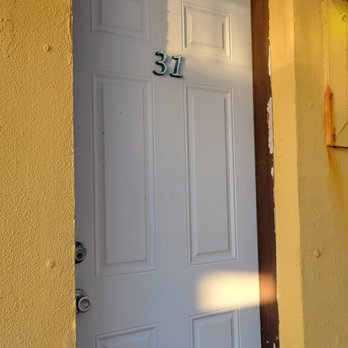 Ebb Tide Resort - Pompano Beach - Room 31 gave me PTSD - Resorts Near Me - Pompano Beach, Florida