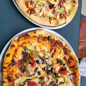 Threadbare Cider House - Veggie pizza and Chicken bacon ranch pizza - Pizza Near Me - Pittsburgh, Pennsylvania