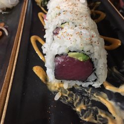 Maki Moto Japanese Restaurant - Generous fillings in their rolls!! (Dynamite Roll)