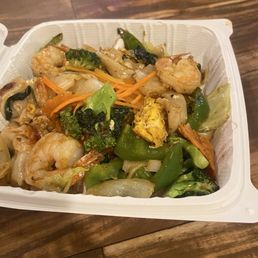 Drunken noodles with shrimp Drunken noodles with shrimp