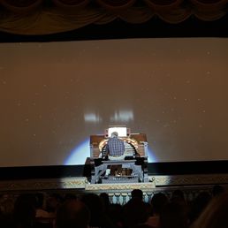 Organ player rose to the stage! Organ player rose to the stage!