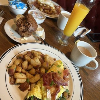 Mimi's Cafe - Breakfast , Bacon & Brie Omelet Hickory-Smoked Bac & Eggs - American Near Me - Torrance, California