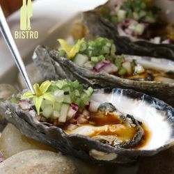 Bistro LaGrange - De temporada! Ostiones frescos acompañados de una vinagreta de soja y morita.
