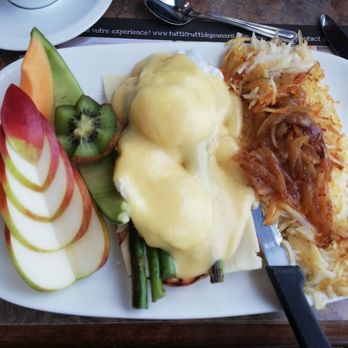 Tutti Frutti - Asparagus and swiss cheese eggs Benedict with hash browns, caramelized onions and fresh fruit! - Breakfast & Brunch Near Me - Longueuil, Quebec Tutti Frutti - Asparagus and swiss cheese eggs Benedict with hash browns, caramelized onions and fresh fruit! - Breakfast & Brunch Near Me - Longueuil, Quebec