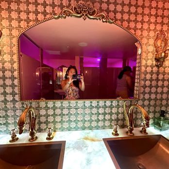 Nigel's Waterfront Restaurant - Cute bathroom! - Bars Near Me - Long Beach, California
