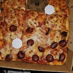 Mark's Pizzeria - Poorly made pepperoni pizza