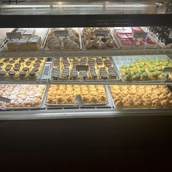 Liliha Bakery - Bakery Display Case - Bakeries Near Me - Honolulu, Hawaii