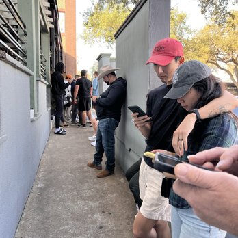 Interstellar BBQ - 10am formed line on a Sunday morning. They're closed Mondays. - Barbeque Near Me - Austin, Texas
