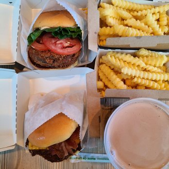 Shake Shack Garden State Plaza - Burgers Near Me - Paramus, New Jersey