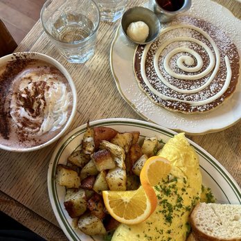 La Note - Creme Fraiche Pancakes and Omelette Fromage et Jambon and Chocolat Chaud - French Near Me - Berkeley, California