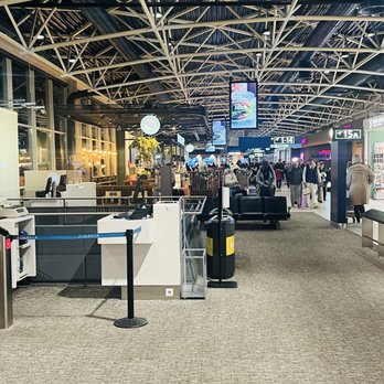 Helsinki-Vantaan Lentoasema - Airports Near Me - Vantaa, 18