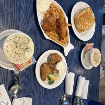 Mo's Seafood & Chowder - Clam chowder / oysters / fish and chips / garlic bread - Seafood Near Me - Cannon Beach, Oregon