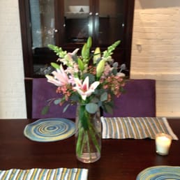 Beautiful arrangement for a recent dinner party. :) Beautiful arrangement for a recent dinner party. :)