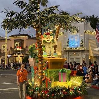 Macy's Holiday Parade - 11.21.22 Universal's Holiday Parade featuring Macy's - Madagascar - Performing Arts Near Me - Orlando, Florida