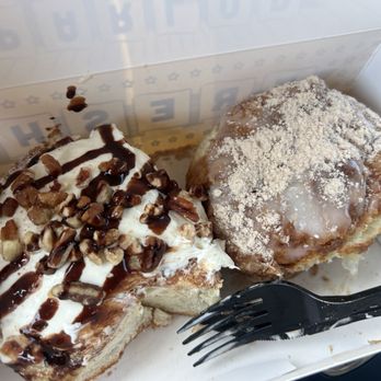 Parlor Doughnuts - Turtle cheesecake and sandy beach (cinnamon roll) - Donuts Near Me - Pleasant Grove, Utah