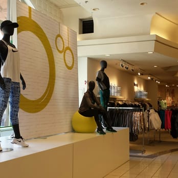 La Baie - Section sport, vitrine au 2e étage - Department Stores Near Me - Montreal, Quebec