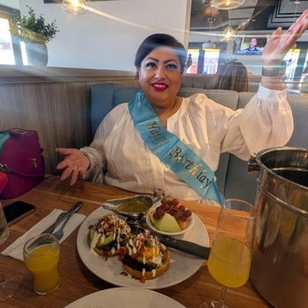 Broken Yolk Cafe - Cafes Near Me - Palm Springs, California