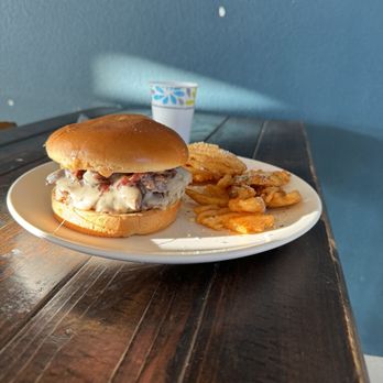 Smithville Brewing Company - a plate of food on a table - Brewpubs Near Me - Smithville, Texas Smithville Brewing Company - a plate of food on a table - Brewpubs Near Me - Smithville, Texas
