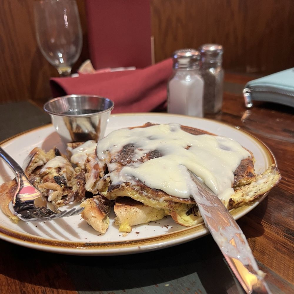 Opry Backstage Grill - Cinnamon roll French toast - American Near Me - Nashville, Tennessee Opry Backstage Grill - Cinnamon roll French toast - American Near Me - Nashville, Tennessee