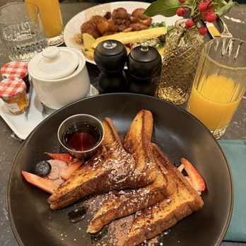 The George - French toast and Dungeness crab omelette - New American Near Me - Seattle, Washington The George - French toast and Dungeness crab omelette - New American Near Me - Seattle, Washington