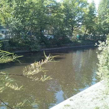 Landwehrkanal - Blick über den Landwehrkanal in KreuzKölln - Tours Near Me