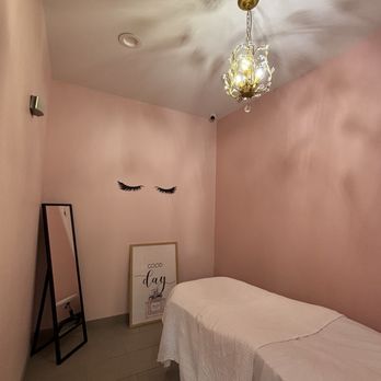 Blink Wink Lash - Rooms are so cute - Eyelash Service Near Me - Costa Mesa, California