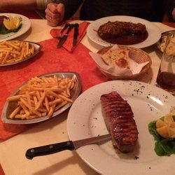 Pizzeria Montana - Rumpsteak (vorne) und Zwiebelrostbraten (hinten) mit Beilagen