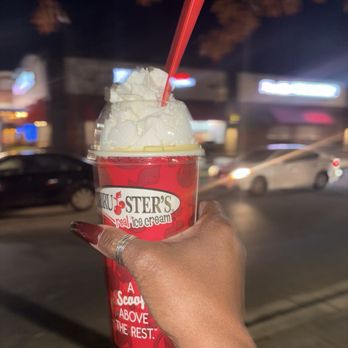 Bruster's Real Ice Cream - Banana pudding and vanilla milkshake - Ice Cream & Frozen Yogurt Near Me - Bowie, Maryland