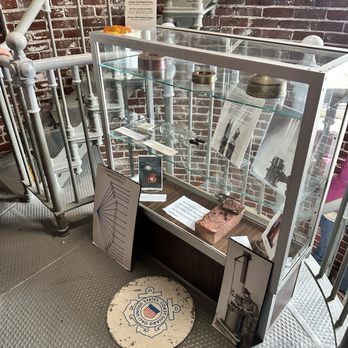Umpqua River Lighthouse Museum - Lighthouse - Museums Near Me - Winchester Bay, Oregon