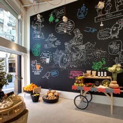 Punt de Sabor - El mural que trobareu al entrar a la tenda, obra de Paco Roca. Lloc a on es fan les presentacions de nous productes en tastes.