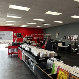 Super clean shop with super clean old vinyl! Super clean shop with super clean old vinyl!