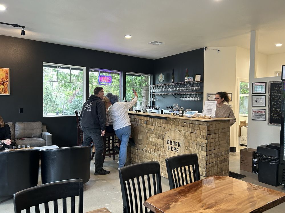 The Black Wine Market Logo