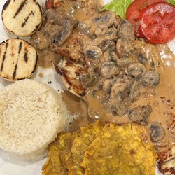 Makondo Restaurant - Pechuga de Pollo en Salsa de Champinones Lunch Special
