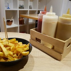 Barrachina - Unas patatas con sus tres salsas para ir haciendo boca.